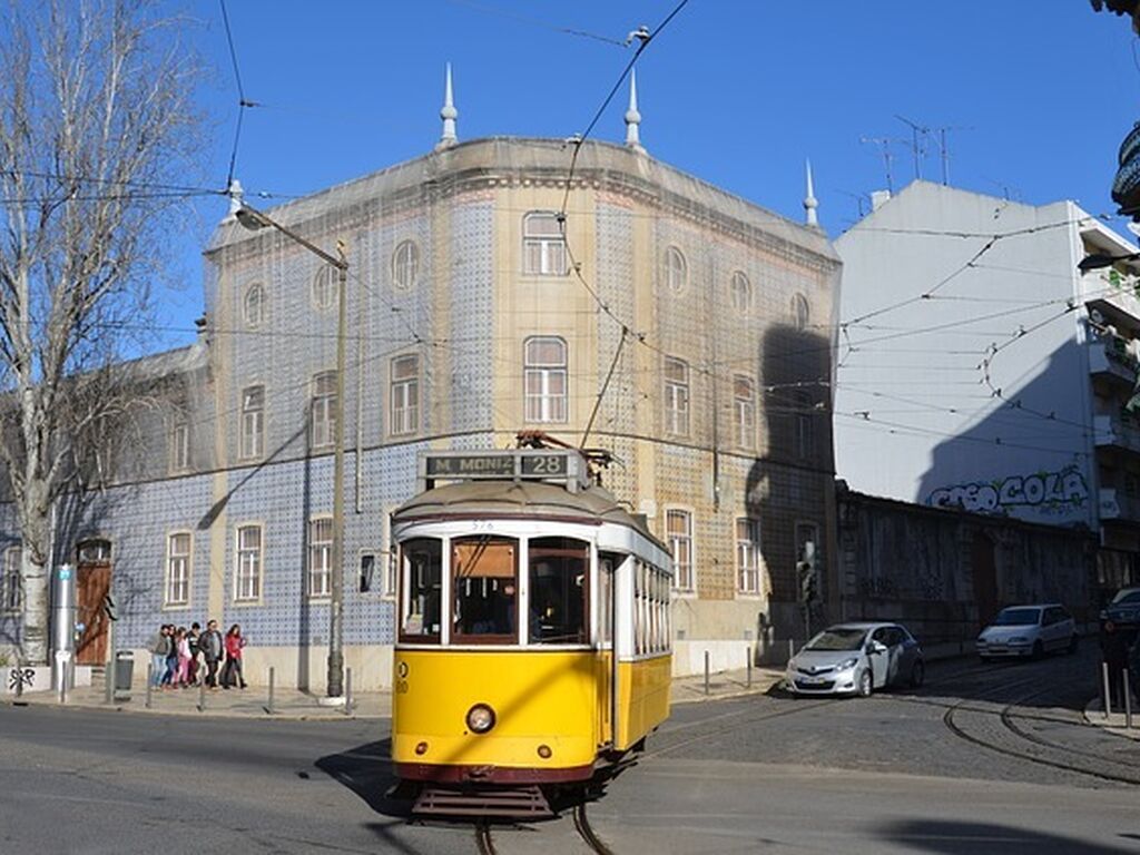 The tram 674437 640